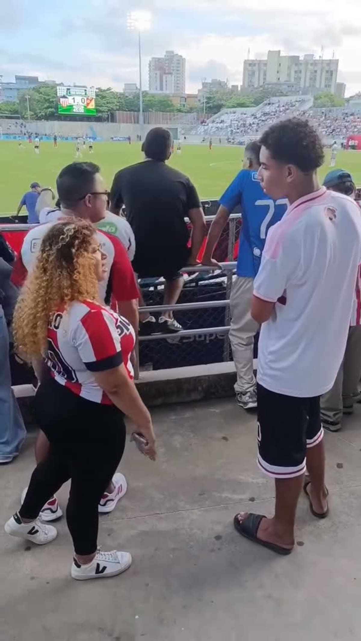 Salwa Maloof visitó a Germán, el adolescente criticado por ir en chancletas al estadio, y llevó ayudas para su familia. //Foto tomada de IG: @uckerandroa.co