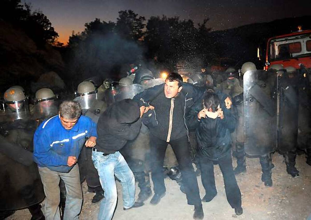 Las fuerzas de pacificación encabezadas por la OTAN en Kosovo, conocida como KFOR, se enfrentaron el jueves a una furiosa turba de serbios que levantaban barricadas en Kosovo AFP ALEXA STANKOVIC