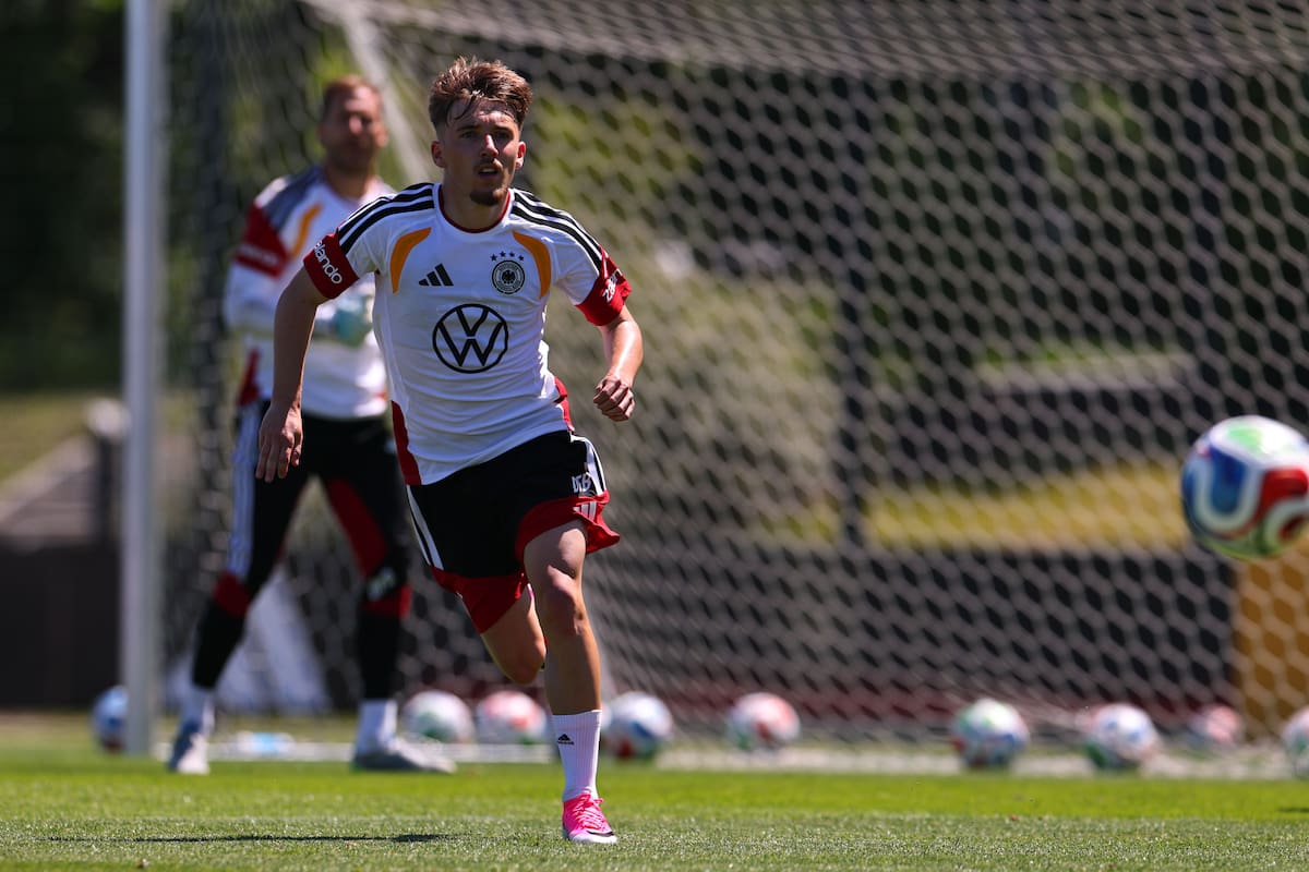 El alemán Lennart Karl (I) sufrió una lesión en el último entrenamiento con su selección previo al Mundial. //Foto, EFE: Anna Szilagyi