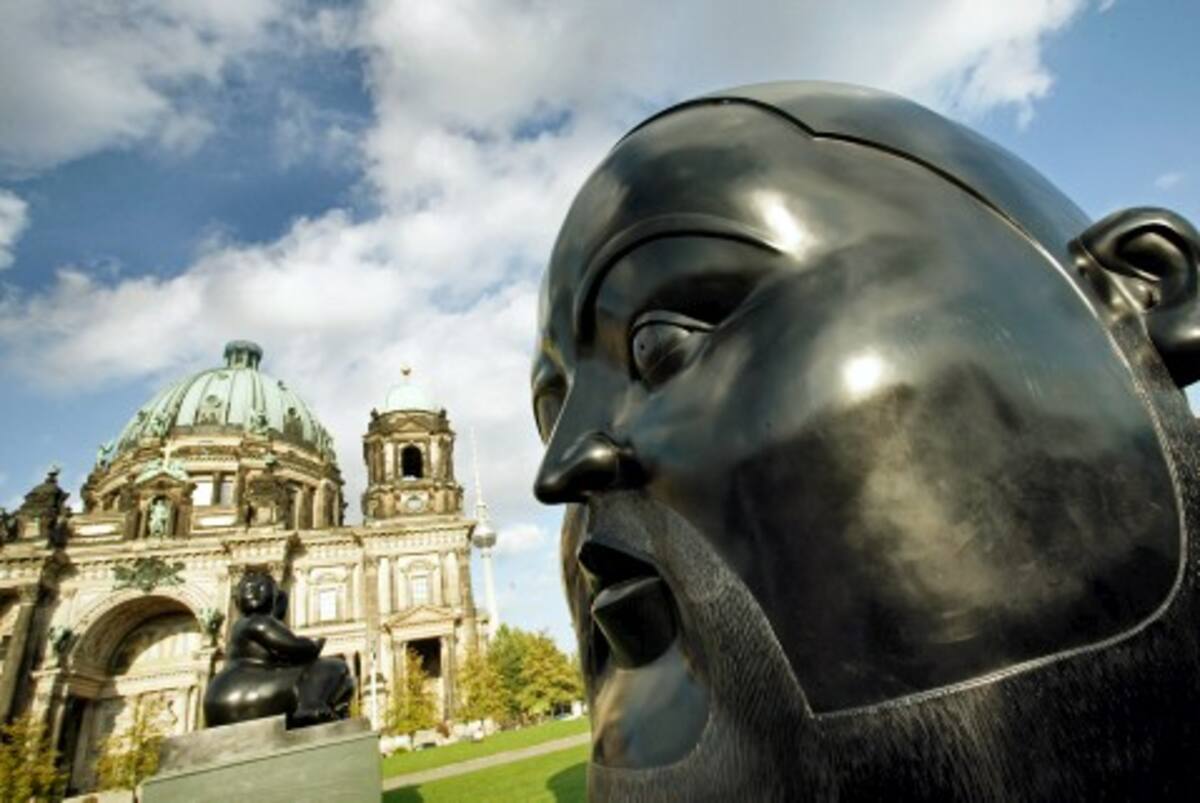 Las esculturas del colombiano Fernando Botero estarán en 10 ciudades de los Estados Unidos. Desde el pasado sábado están en California. En la foto durante su paso por Berlin, al fondo la catedral.