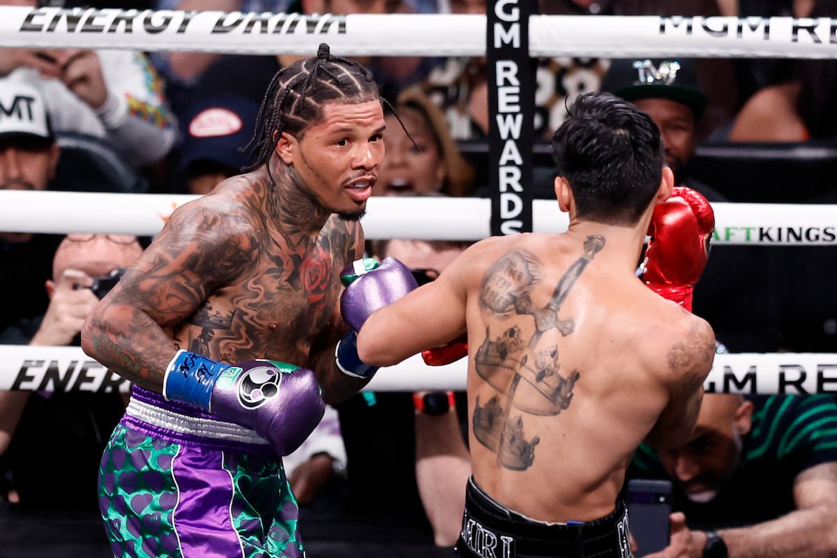 Las Vegas (United States), 23/04/2023.- Gervonta Davis of the US (L) in action against Ryan Garcia of the US during their Lightweights 12 rounds fight at the T-Mobile Arena in Las Vegas, Nevada, USA, 22 April 2023. (Estados Unidos) EFE/EPA/ETIENNE LAURENT