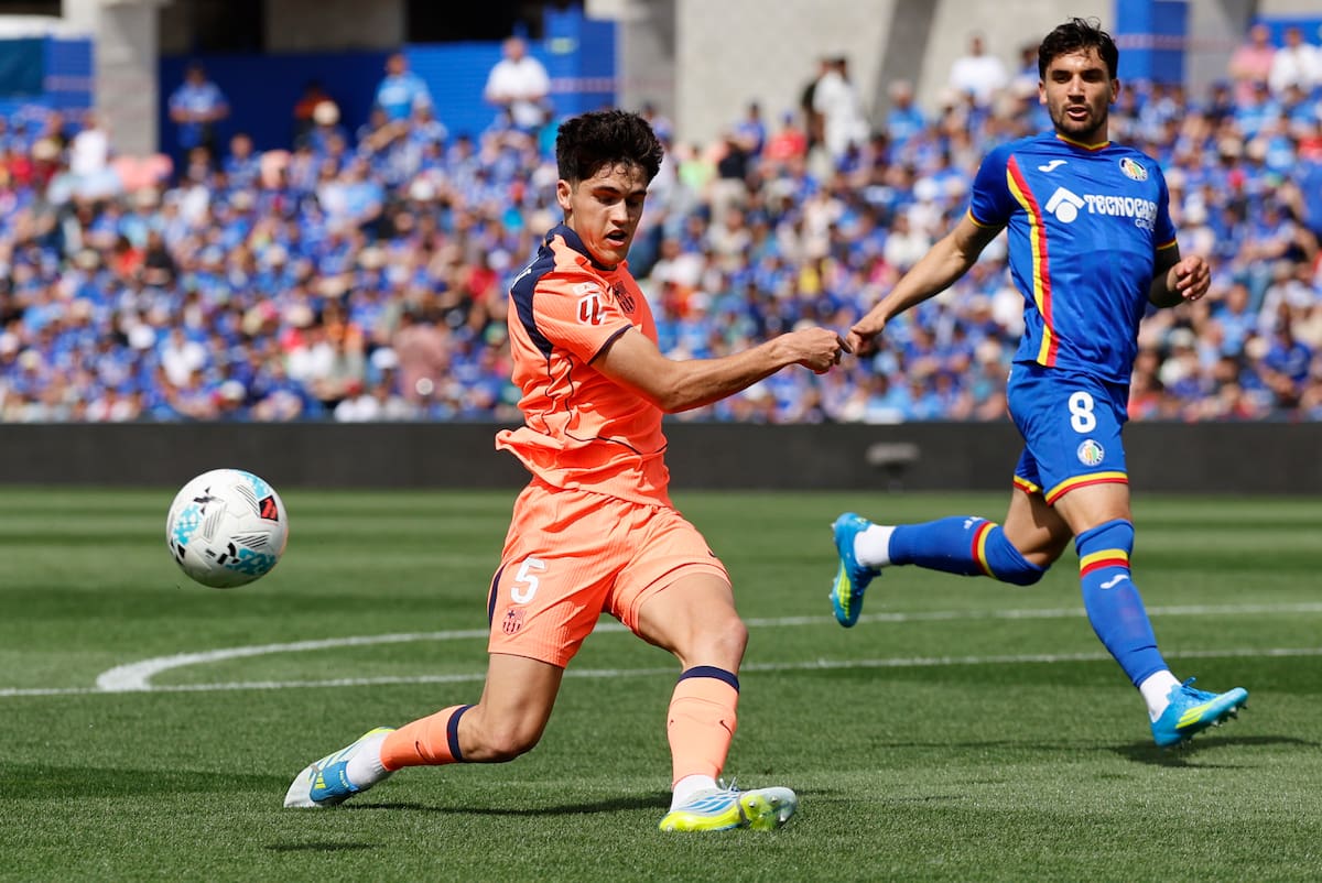 El defensor Pau Cubarsí evitó una jugada clara de Getafe en los instantes finales en el duelo por LaLiga. //Foto, EFE: Mariscal