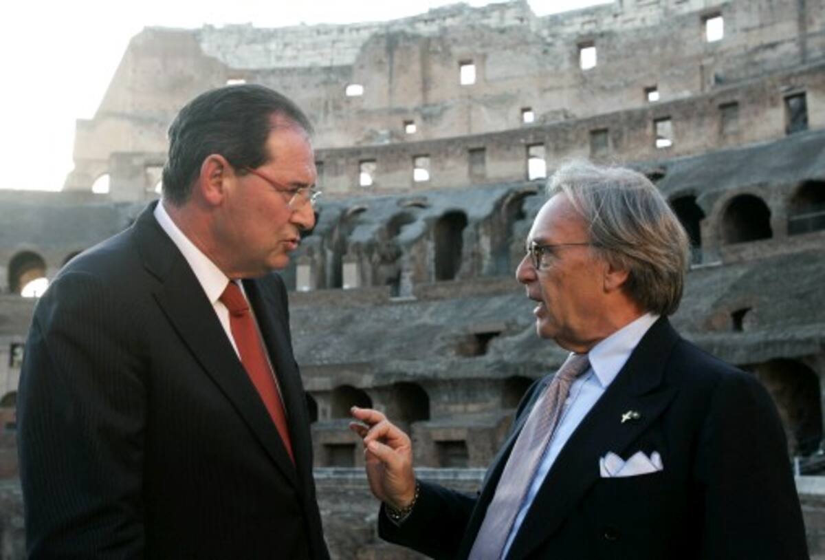 El Coliseo de Roma será restaurado por el magnate italiano Diego Della Valle (derecha). Aquí habla con el ministro de cultura de Italia, Giancarlo Galán. AP