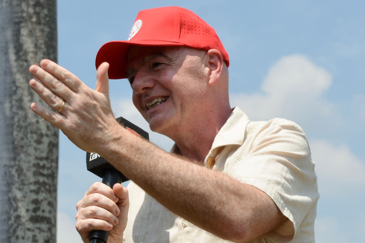 El presidente de la FIFA, Gianni Infantino, habla durante un evento en una escuela de fútbol este viernes, en Cali. //Foto, EFE: Mario Baos