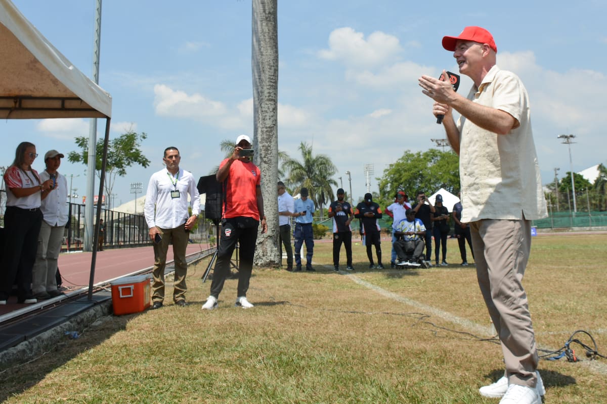 El presidente de la FIFA, Gianni Infantino (d), habla durante un evento en una escuela de fútbol en Cali. //Foto, EFE: Mario Baos