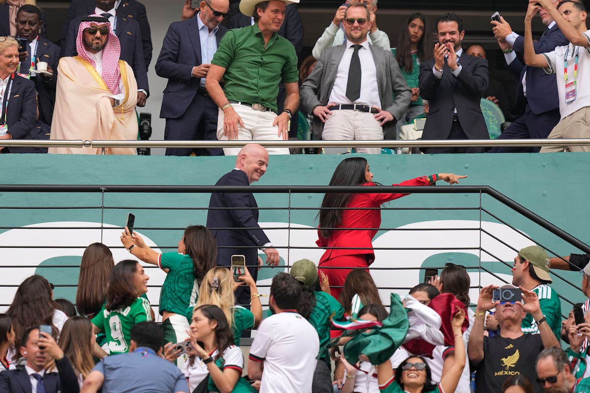 El presidente de la FIFA, Gianni Infantino (I) camina junto a la actriz mexicano-estadounidense Salma Hayek antes del inicio del partido de fútbol del Grupo A de la Copa Mundial entre México y Sudáfrica en la Ciudad de México. //Foto, AP: Natacha Pisarenko