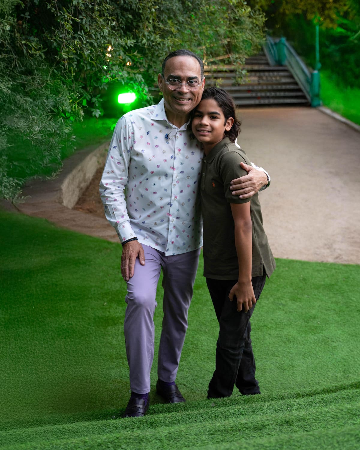 Fotografía cedida por Edumil Ruiz Agency del salsero puertorriqueño Gilberto Santa Rosa junto a su nieto Ian Marco. Santa Rosa presenta su nuevo sencillo 'Consejo de un abuelo', el cual describió a EFE como "un tesoro de familia" por ser la primera colaboración musical con su nieto Ian, de 12 años. // EFE/Edumil Ruiz Agency /SOLO USO EDITORIAL /NO VENTAS /SOLO DISPONIBLE PARA ILUSTRAR LA NOTICIA QUE ACOMPAÑA /CRÉDITO OBLIGATORIO