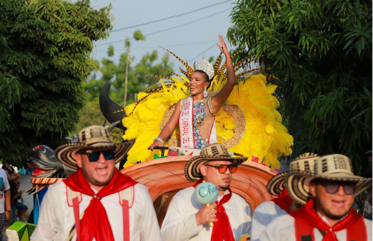 La embajadora del Carnaval del Atlántico, Gimel Morales Martínez, fue muy aplaudida por el público que visitó a Campo de la Cruz a presenciar el Carnaval del Sur y sus Riberas.//Cortesía.