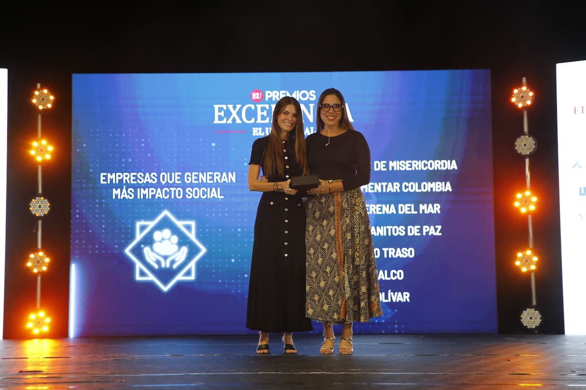 Gina López de Fundación Granitos de Paz, ganadores de ‘Empresas con Mayor Impacto Social’. Entregó Catalina Araújo.