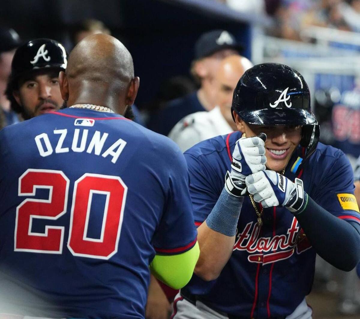 Gio Urshela celebrando con sus compañeros un nuevo jonrón con la novena de los Bravos de Atlanta. // Foto: IG @losbravos.