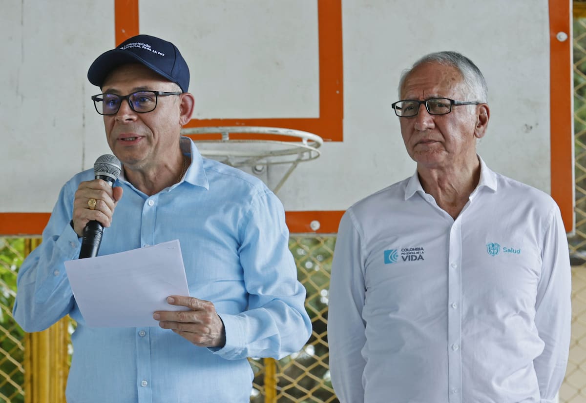 Giovanni Álvarez Santoyo, director de la Unidad de Investigación y Acusación, junto a Guillermo Alfonso Jaramillo, ministro de Salud y Protección Social. // Foto: EFE