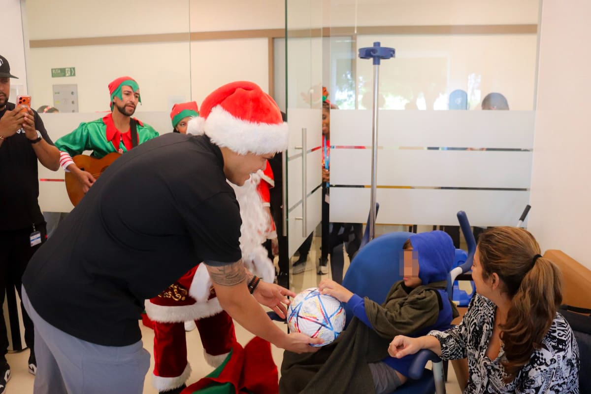 Giovanny Urshela entregando regalos a niños en Hospital Serena del Mar. // Foto: Karolina Palomino.