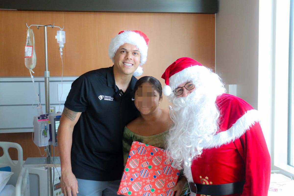 Giovanny Urshela entregando regalos a niños en Hospital Serena del Mar. // Foto: Karolina Palomino.