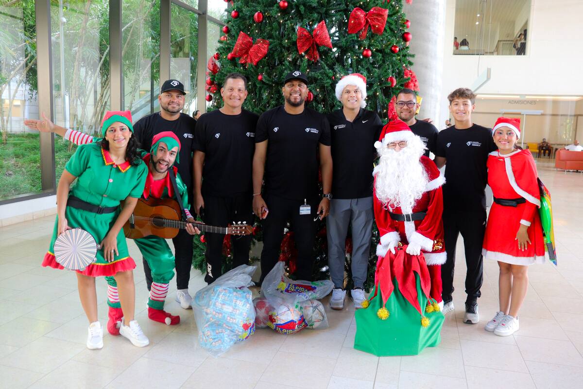 Fundación Giovanny Urshela durante la entrega de regalos a pacientes pediátricos en el Hospital Serena del Mar, en Cartagena. // Foto: Karolina Palomino.