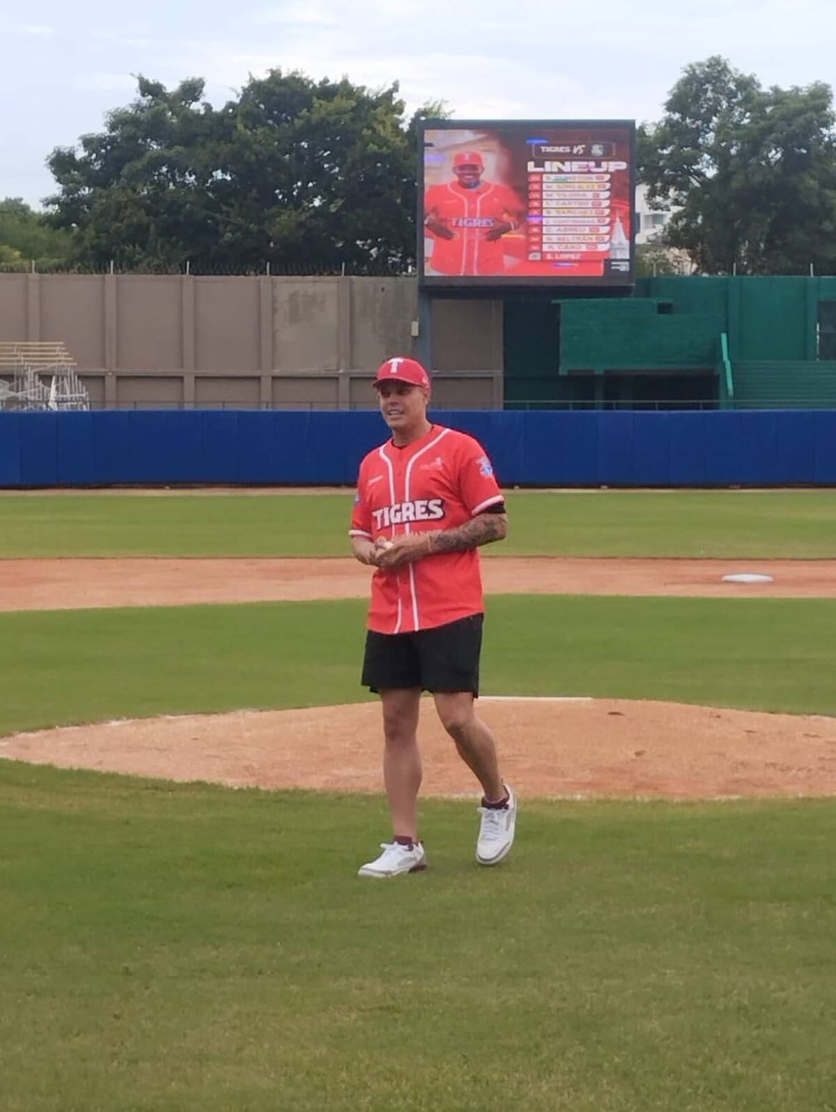 Giovanny Urshela hizo el lanzamiento de la primera bola.