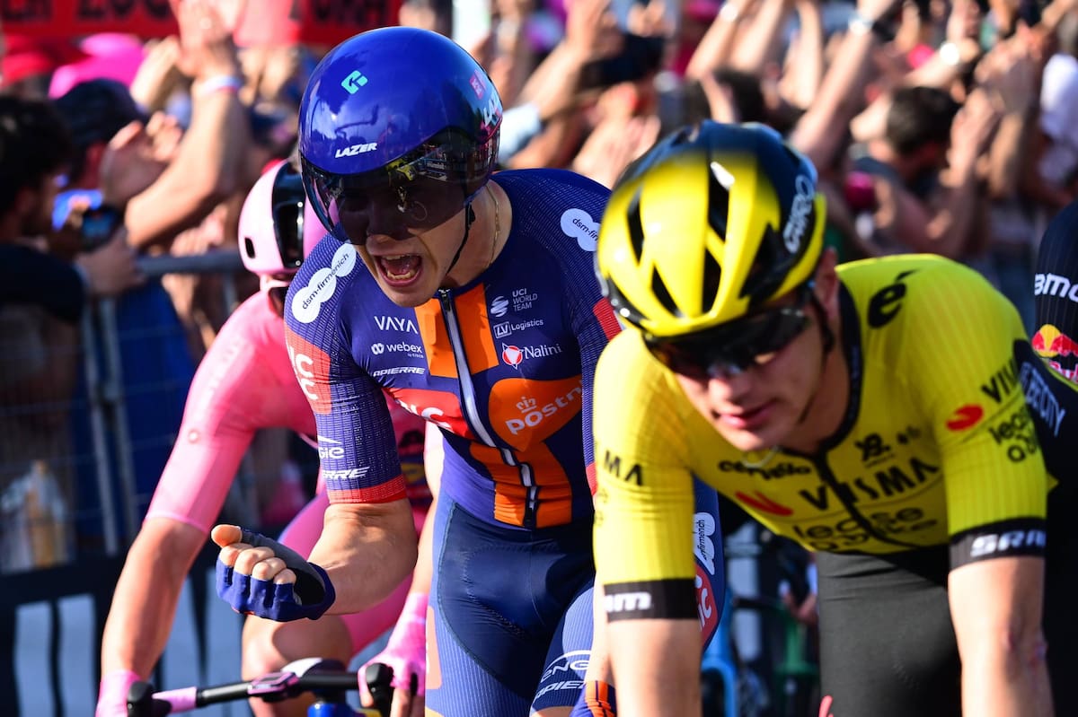 El ciclista holandés Casper van Uden del Team Picnic Postnl celebra tras cruzar la línea de meta y ganar la cuarta etapa del Giro de Italia. //EFE