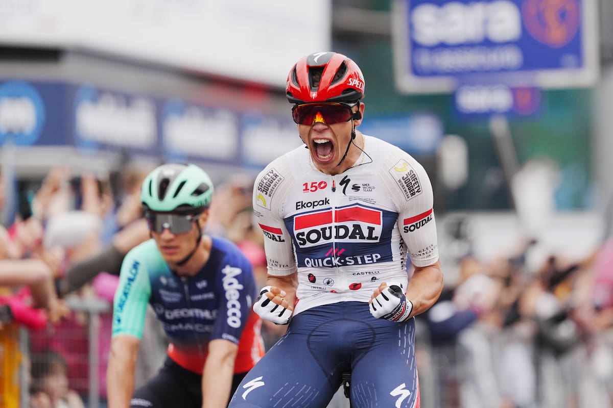 El francés Paul Magnier celebra su victoria en la primera etapa del Giro de Italia. //Foto, AP: Massimo Paolone/LaPresse via