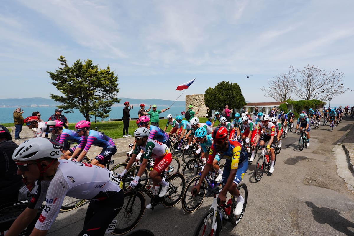 El pelotón recorre la primera etapa del Giro de Italia, entre Nessebar y Burgas, Bulgaria. //Foto, AP: Massimo Paolone/LaPresse