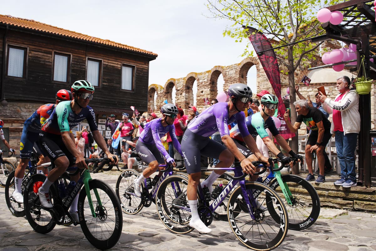 El pelotón recorre la primera etapa del Giro de Italia, entre Nessebar y Burgas, Bulgaria. //Foto, AP: Gian Mattia D'Alberto/LaPresse