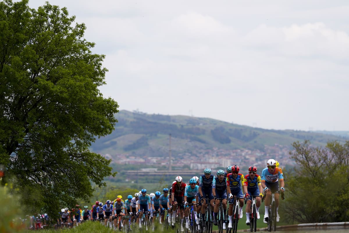 Egan Bernal escaló en el Giro de Italia: segunda etapa con final apasionante