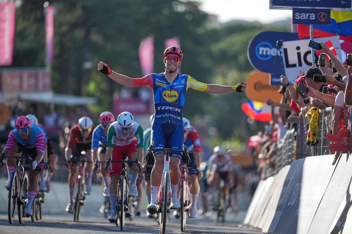 El italiano Jonathan Milan celebra en la línea de meta tras ganar la última etapa del Giro de Italia en Roma. //Foto, AP: Andrew Medichini
