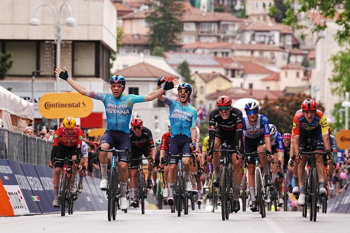 El uruguayo Guillermo Thomas Silva Coussan gana la segunda etapa del Giro de Italia, entre Burgas y Veliko Tarnovo, Bulgaria. //Foto, AP: Gian Mattia d'Alberto/LaPresse