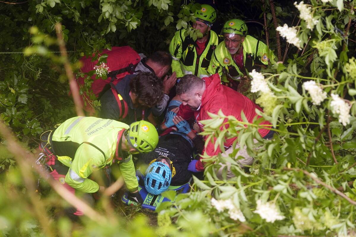 El italiano Alessio Martinelli del Vf Group Bardianicsf-Faizane es rescatado por los rescatistas tras la caída durante la etapa 16 del Giro de Italia desde Piazzola sul Brenta a San Valentino. //AP