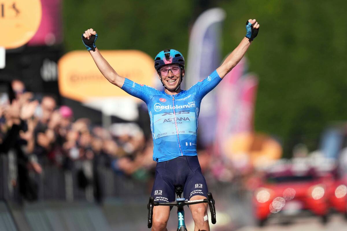 El italiano Lorenzo Fortunato del equipo Xds Astana celebra tras cruzar en segunda posición la línea de meta durante la etapa 16 del Giro de Italia. //AP