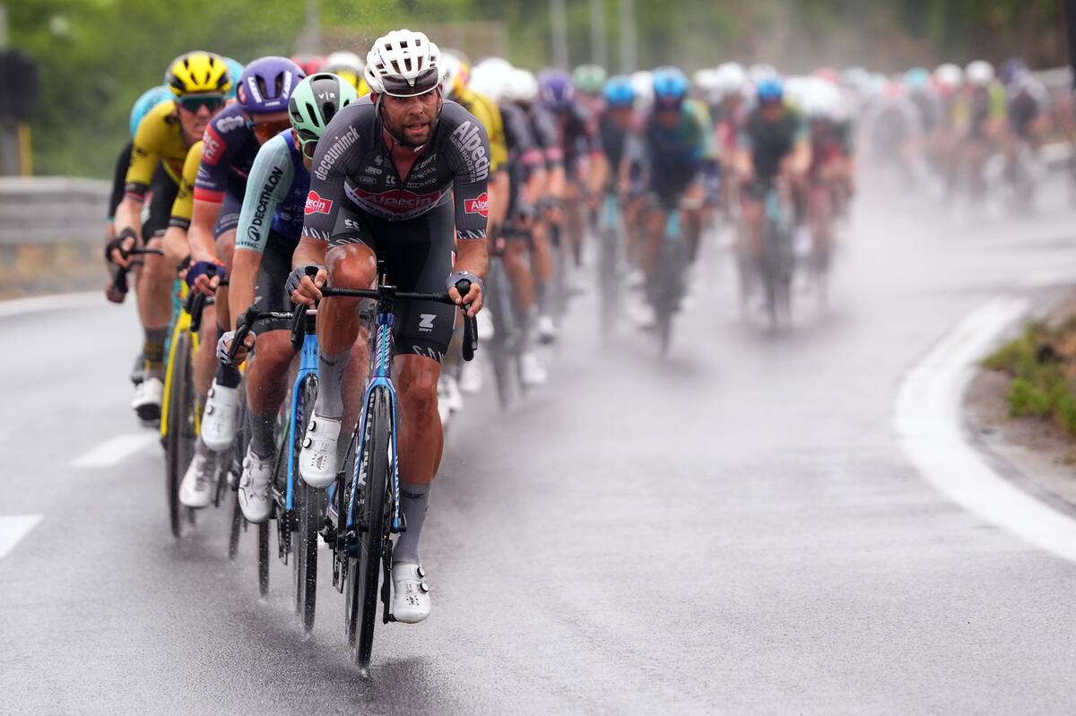 El pelotón pedalea durante la sexta etapa del Giro de Italia, de Potenza a Nápoles. //AP