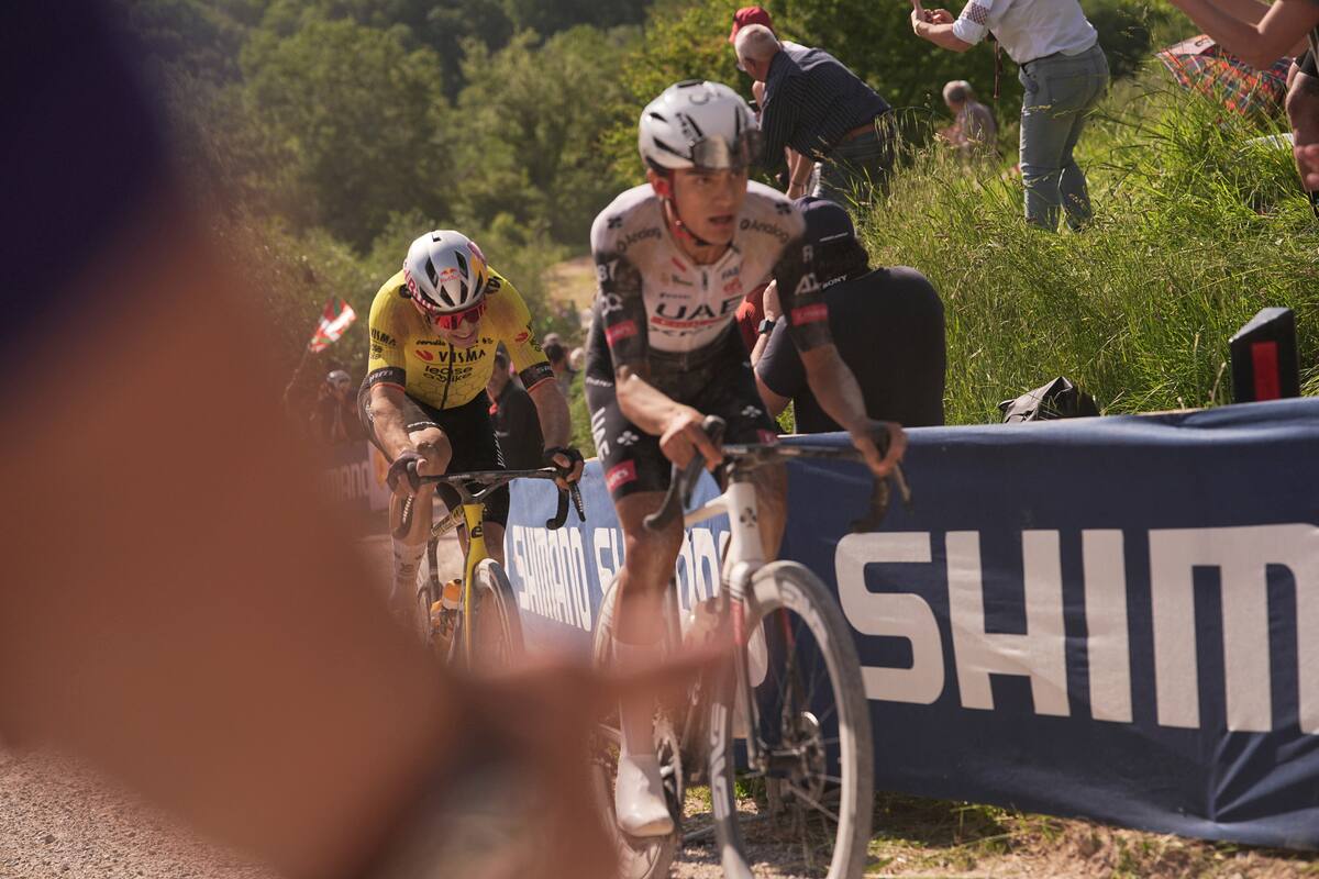 Wout Van Aert y Romero Del Toro durante la etapa 9 del Giro de Italia de Gubbio a Siena. //AP