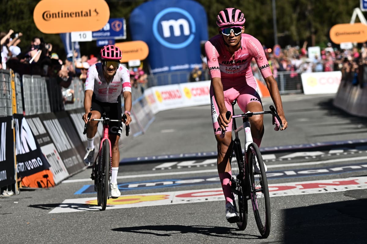 El ciclista mexicano Isaac Del Toro (D) del UAE Team Emirates XRG con la camiseta rosa de líder general, y el ciclista ecuatoriano Richard Carapaz del equipo Education -Easypost reaccionan después de cruzar la línea de meta durante la 19ª etapa del Giro de Italia. //EFE