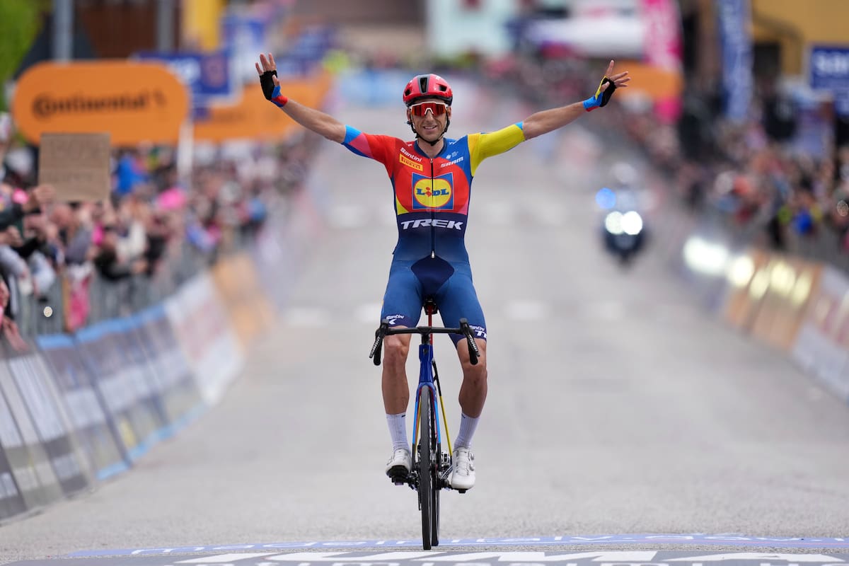 El español Carlos Verona de Lidl-Trek celebra después de la etapa 15 del Giro de Italia desde Fiume Veneto a Asiago, Italia. //AP