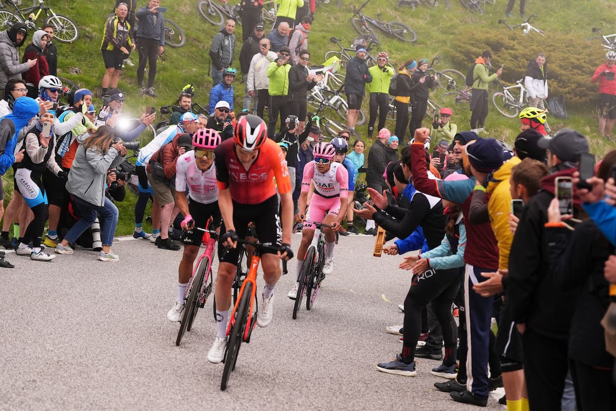 El mexicano Isaac Del Toro Romero, tercero desde la izquierda, compite durante la etapa 15 del Giro de Italia desde Fiume Veneto a Asiago, Italia. //AP