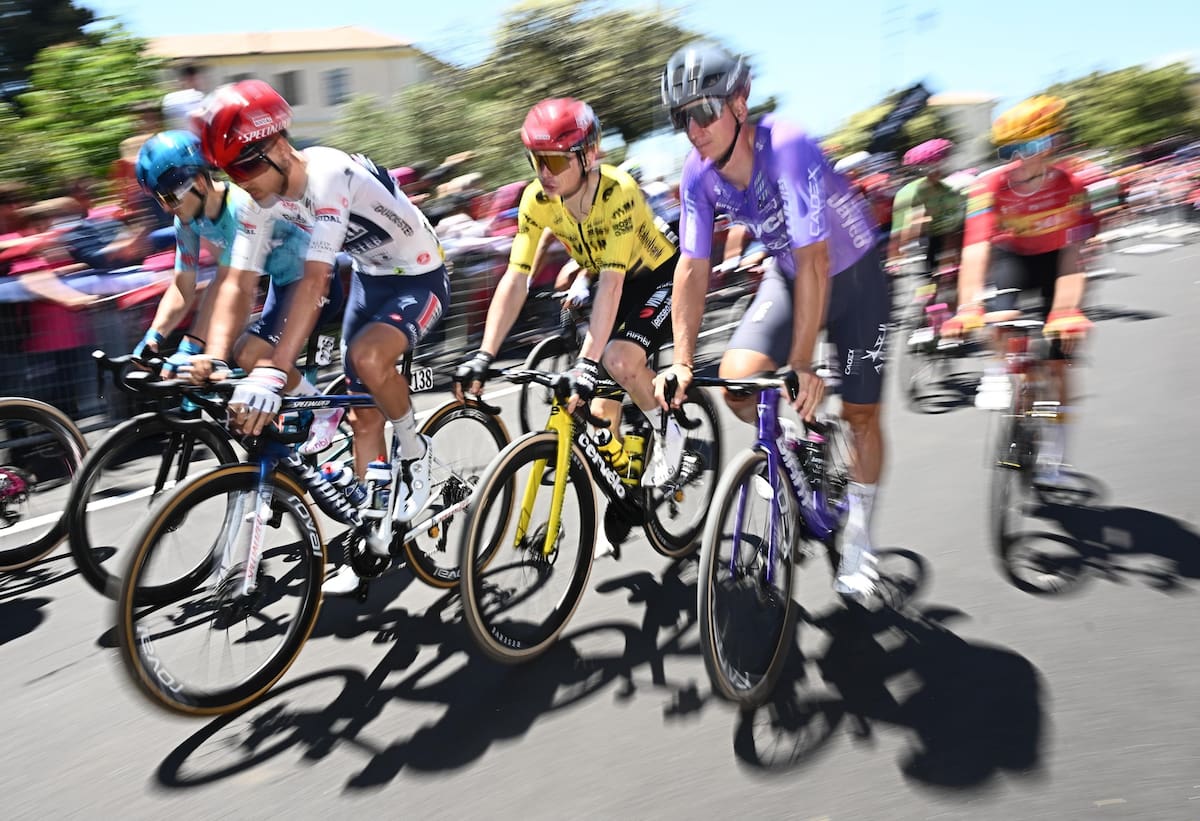 Un pelotón en el inicio de la cuarta etapa del Giro de Italia. //Foto, EFE: LUCA ZENNARO