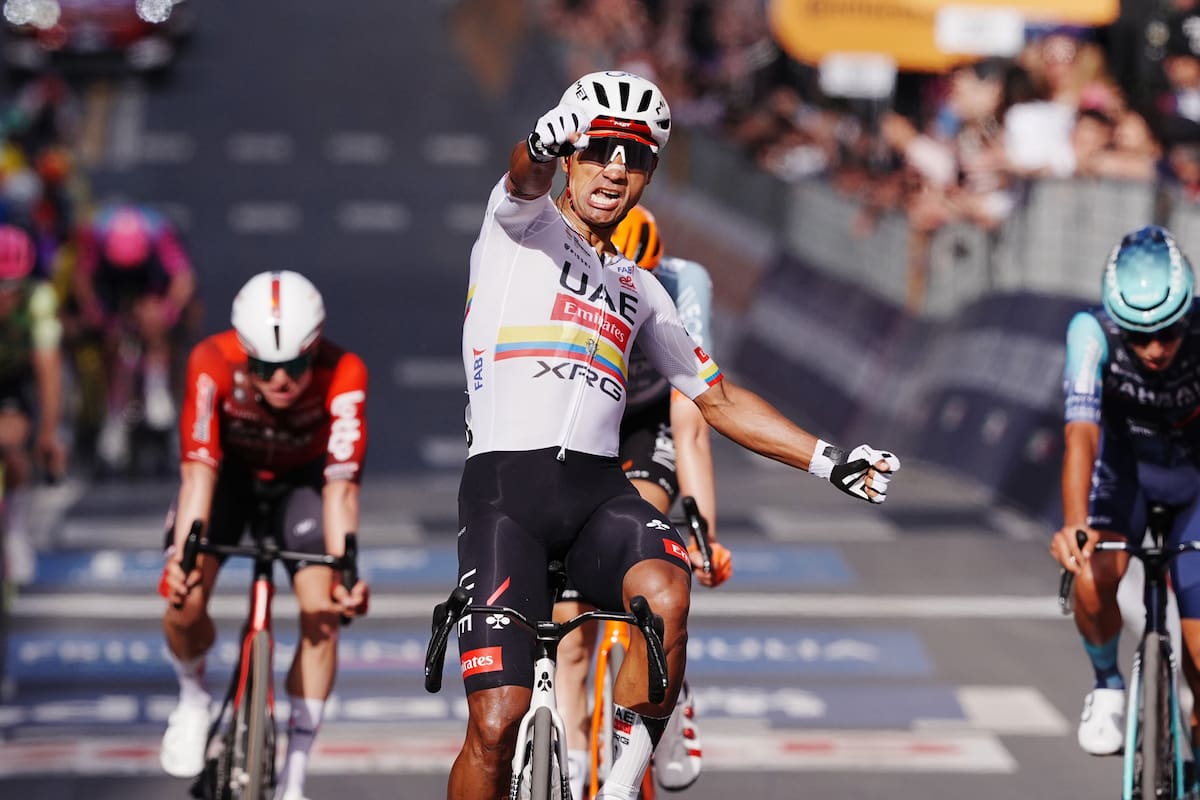 El ecuatoriano Manuel Jonathan Narváez celebra su victoria en la cuarta etapa del Giro de Italia, entre Catanzaro y Cosenza. //Foto, AP: Gian Mattia d'Alberto/LaPresse