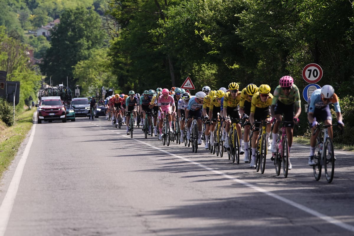 El pelotón circula durante la 12ª etapa del Giro de Italia, entre Imperia y Novi Ligure, Italia, el jueves 21 de mayo de 2026. //Foto, AP: Marco Alpozzi/LaPresse