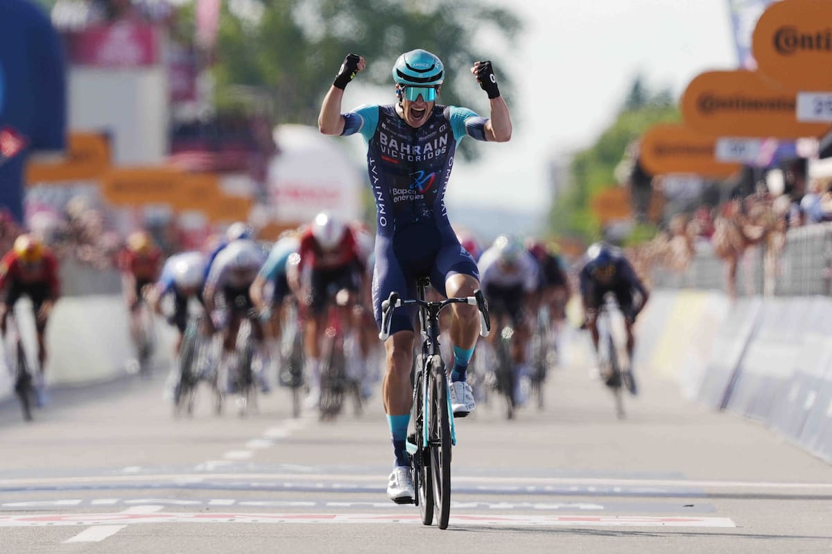 El belga Alec Segaert, del equipo Bahrain Victorious, cruza la línea de meta para ganar la 12ª etapa del Giro de Italia. //Foto, AP: Massimo Paolone/LaPresse