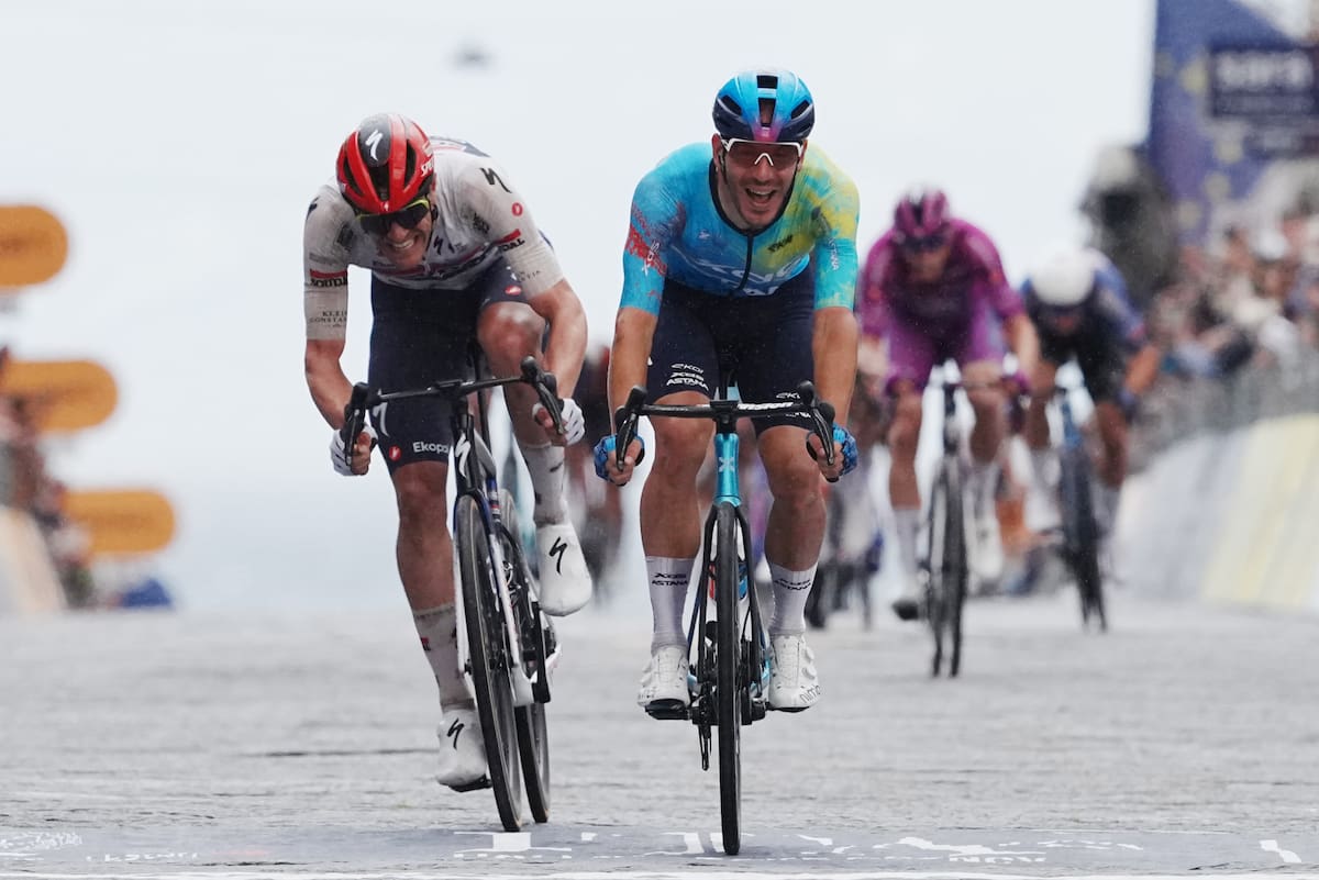Davide Ballerini (D) supera en la meta a Jasper Stuyven para ganar la sexta etapa del Giro de Italia. //Foto, AP: Gian Mattia d'Alberto/LaPresse
