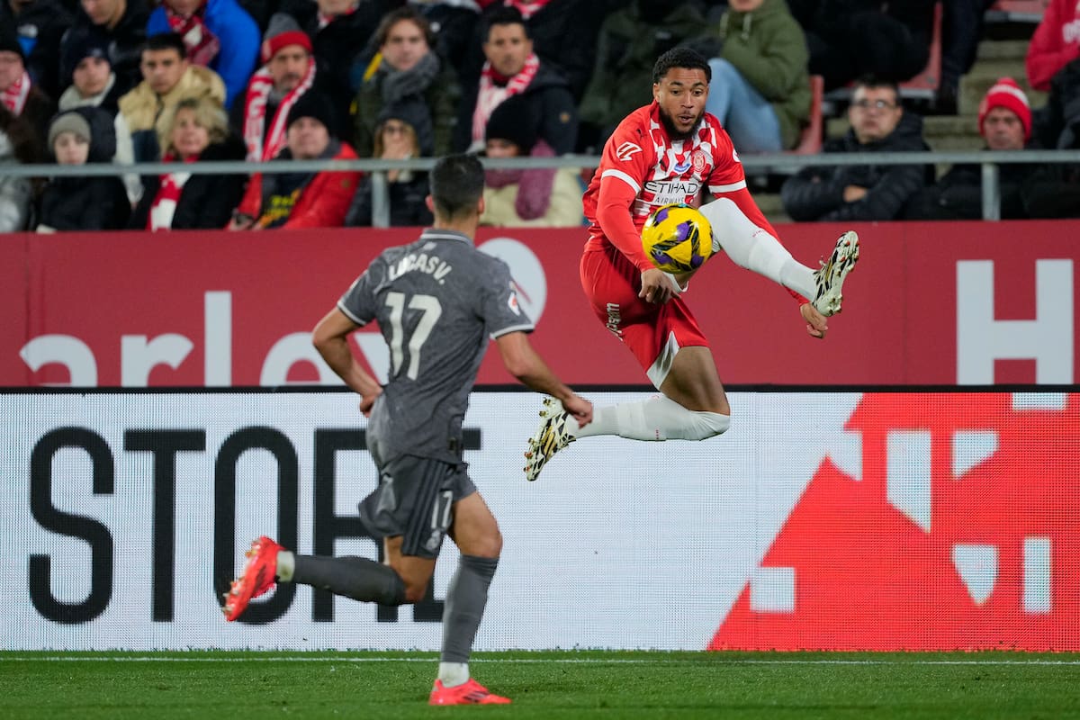 El defensa español del Real Madrid Lucas Vázquez (i) disputa un balón con el delantero neerlandés del Girona Arnaut Danjuma (d) durante el partido de la jornada 19 de LaLiga. // EFE/ Alejandro García.