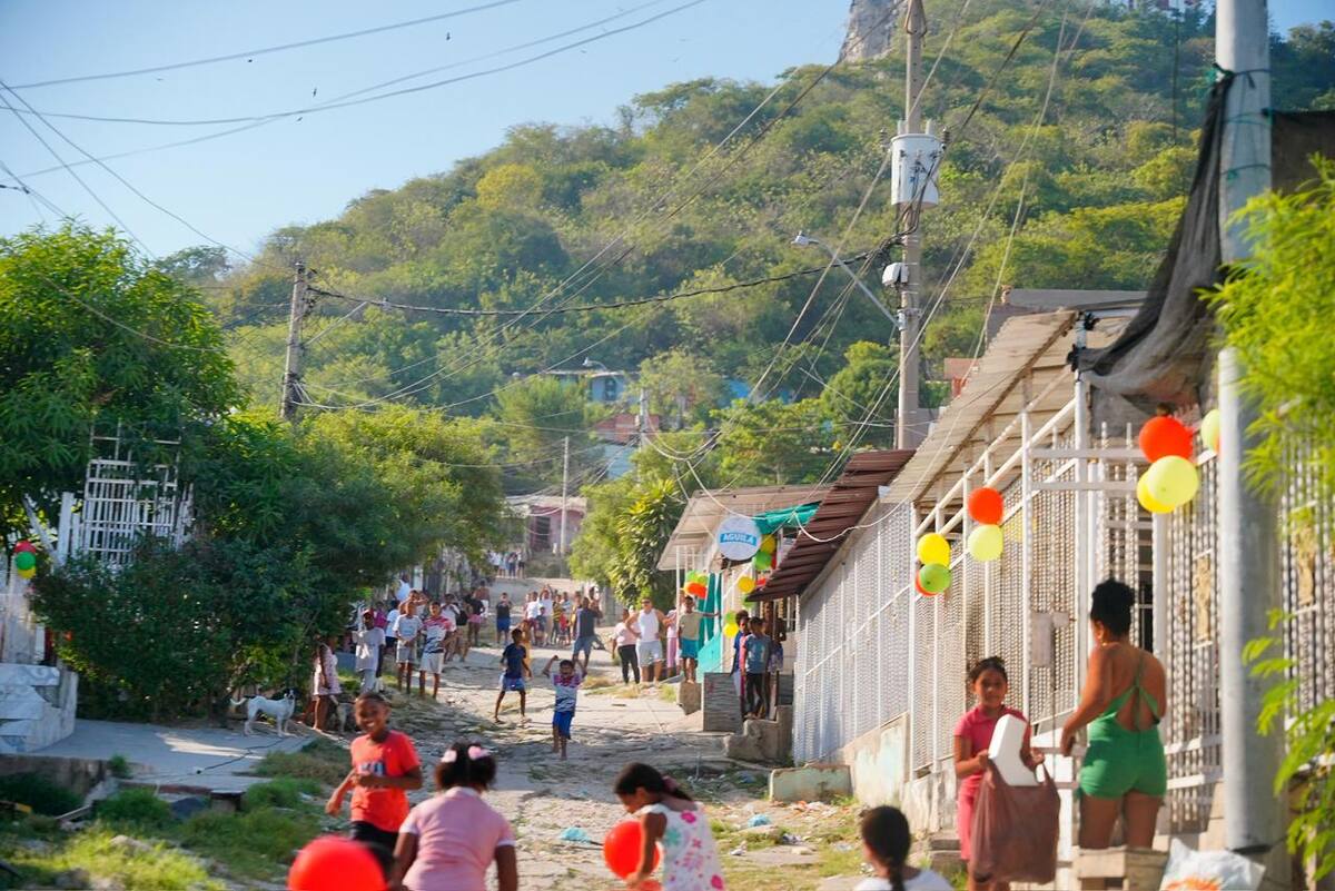 Gobernación llevó a cabo acto protocolario de inauguración de obras viales en Las Delicias y entregó activos a emprendedores de la comunidad. // Foto: cortesía - Gobernación de Bolívar.