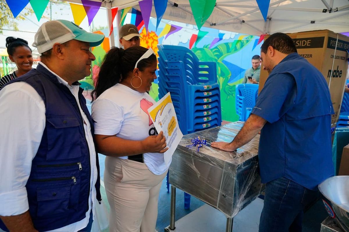 Gobernación llevó a cabo acto protocolario de inauguración de obras viales en Las Delicias y entregó activos a emprendedores de la comunidad. // Foto: cortesía - Gobernación de Bolívar.