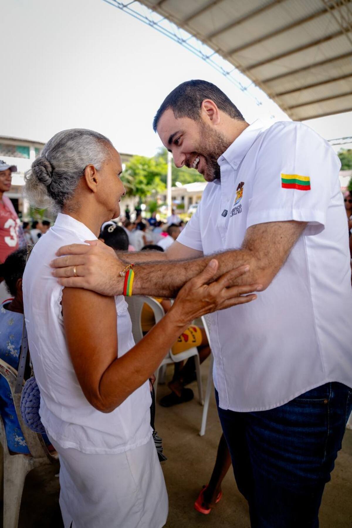 El gobernador Yamil Arana Padauí presenta los proyectos de infraestructura y desarrollo durante su visita a San Estanislao de Kostka. //Foto: Cortesía