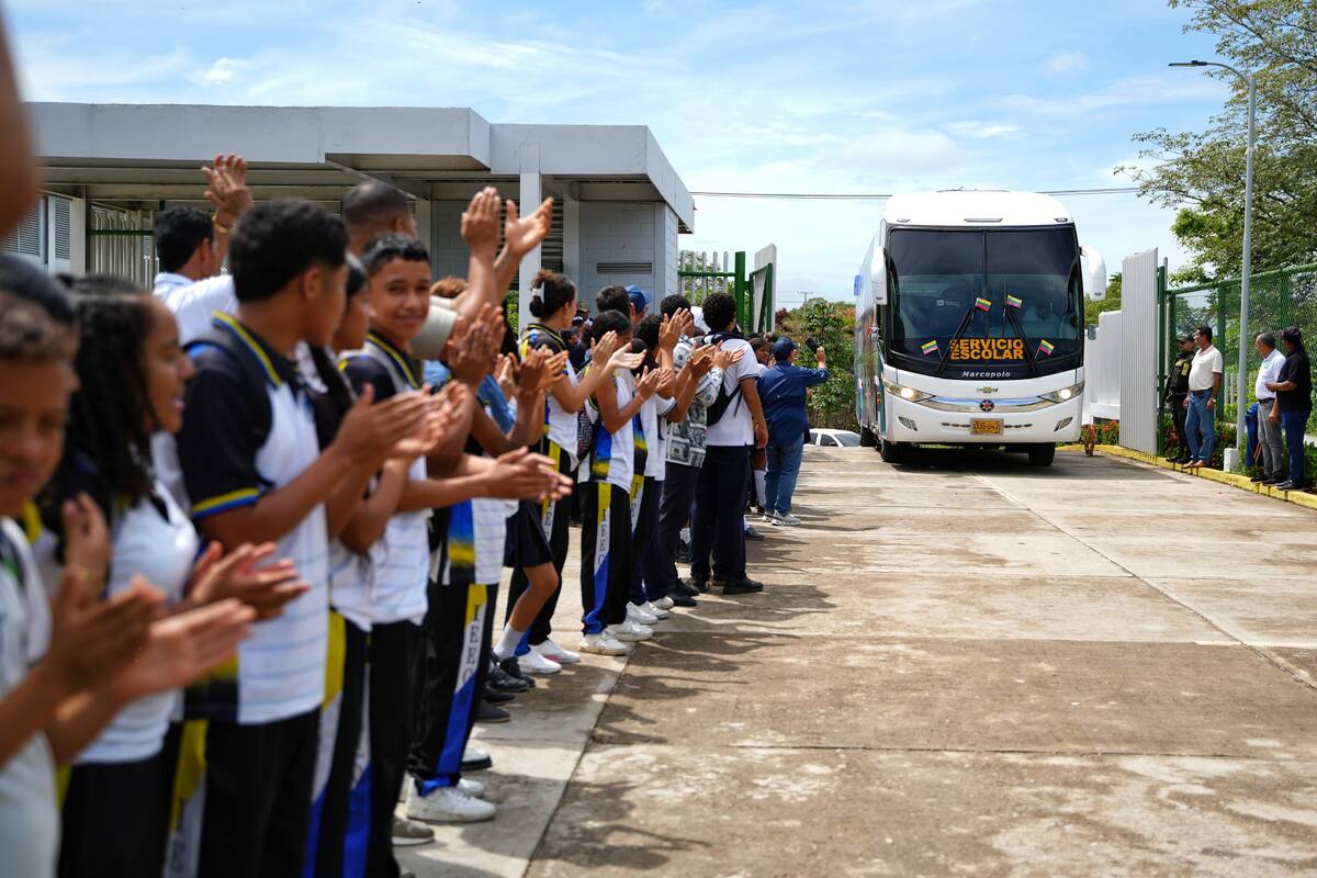 Gobernación de Bolívar entrega ruta escolar a colegio de Simití. // Foto: cortesía