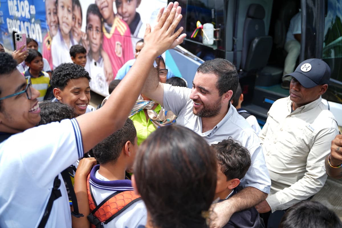 Gobernación de Bolívar entrega ruta escolar a colegio de Simití. // Foto: cortesía