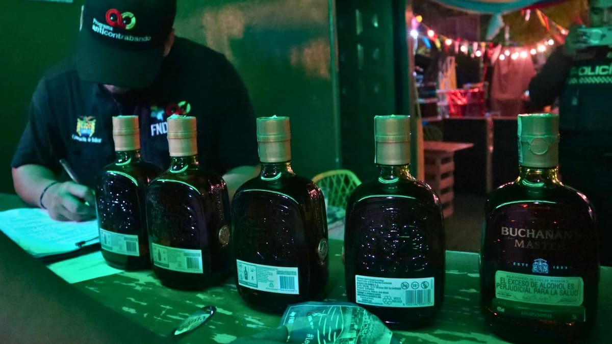 Gobernación de Bolívar incauta 343 botellas de licor ilegal en Cartagena. // Foto: Gobernación de Bolívar.
