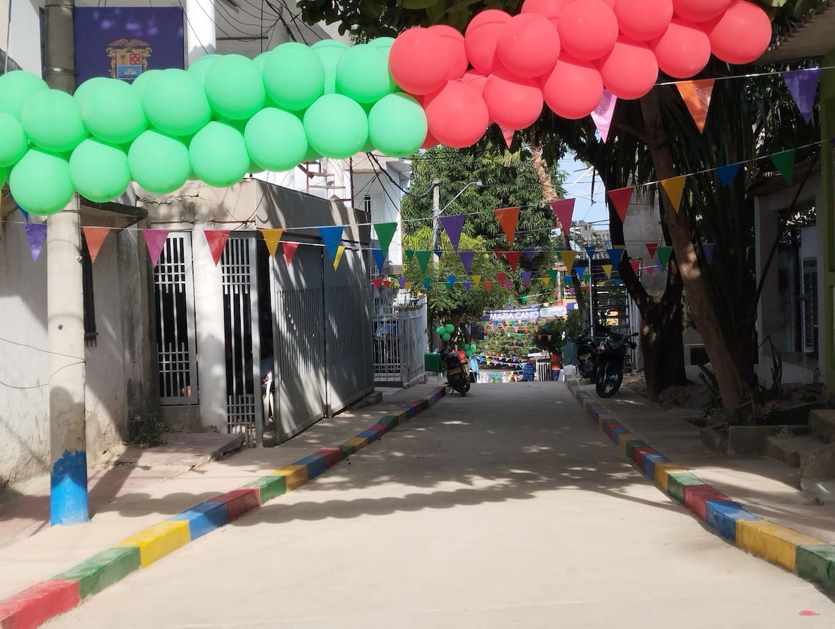 Pavimentación de vía en el barrio María Cano. // Foto: cortesía - Gobernación de Bolívar