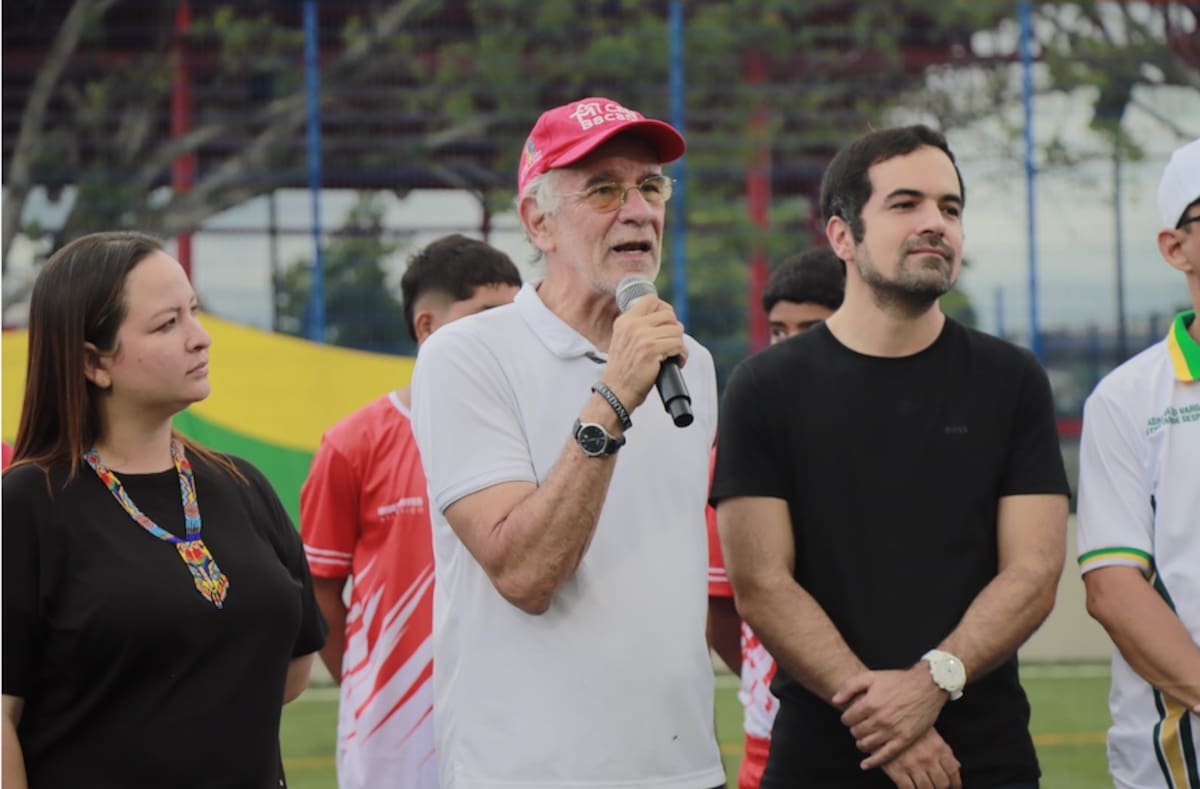 El gobernador del Atlántico, Eduardo Verano, y el director de Indeportes Atlántico, Iván Urquijo, durante la inauguración de la sexta edición del torneo Golea Atlántico.//Cortesía DCGDA.