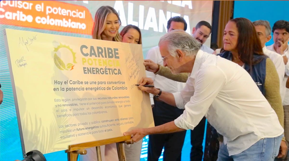 El gobernador del Atlántico, Eduardo Verano, firmó la Alianza Caribe Potencia Energética, que busca solucionar el problema energético en la región.//Cortesía.