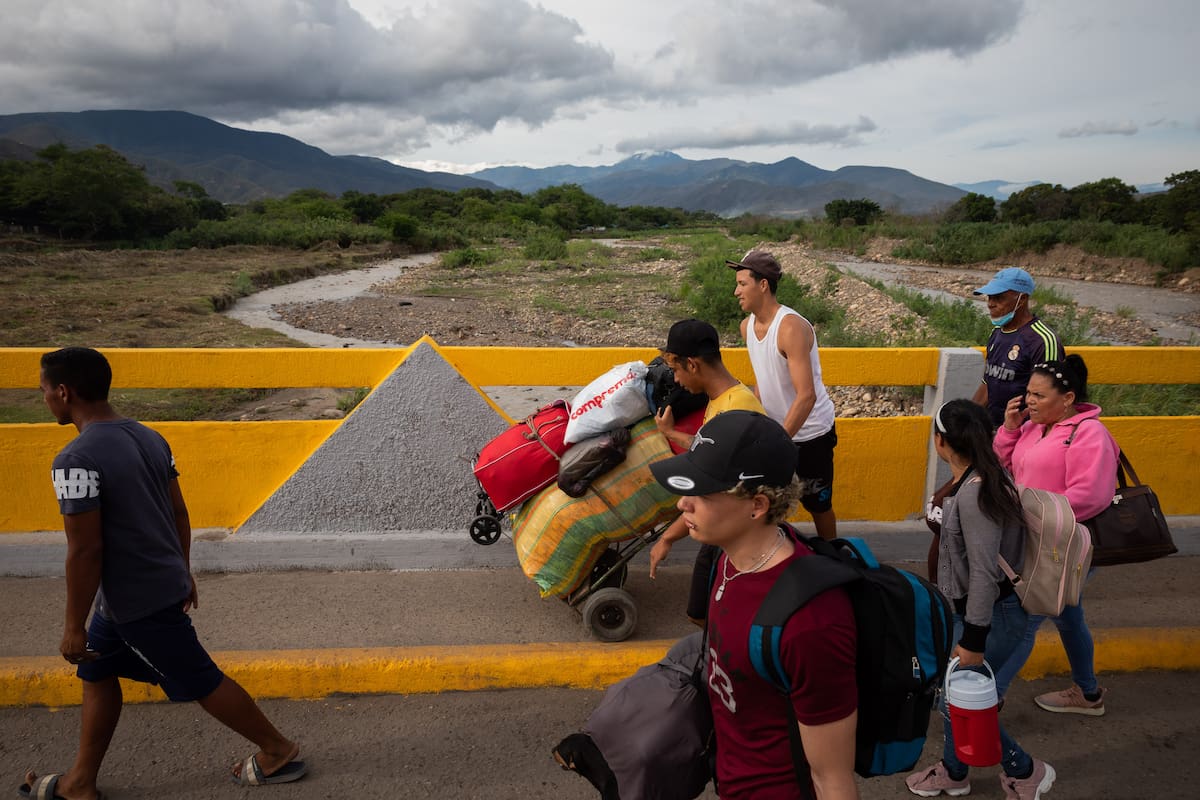 Varias personas cruzan el Puente Simón Bolivar, que conecta la frontera de Venezuela con Colombia, en San Antonio (Venezuela) / Foto: EFE