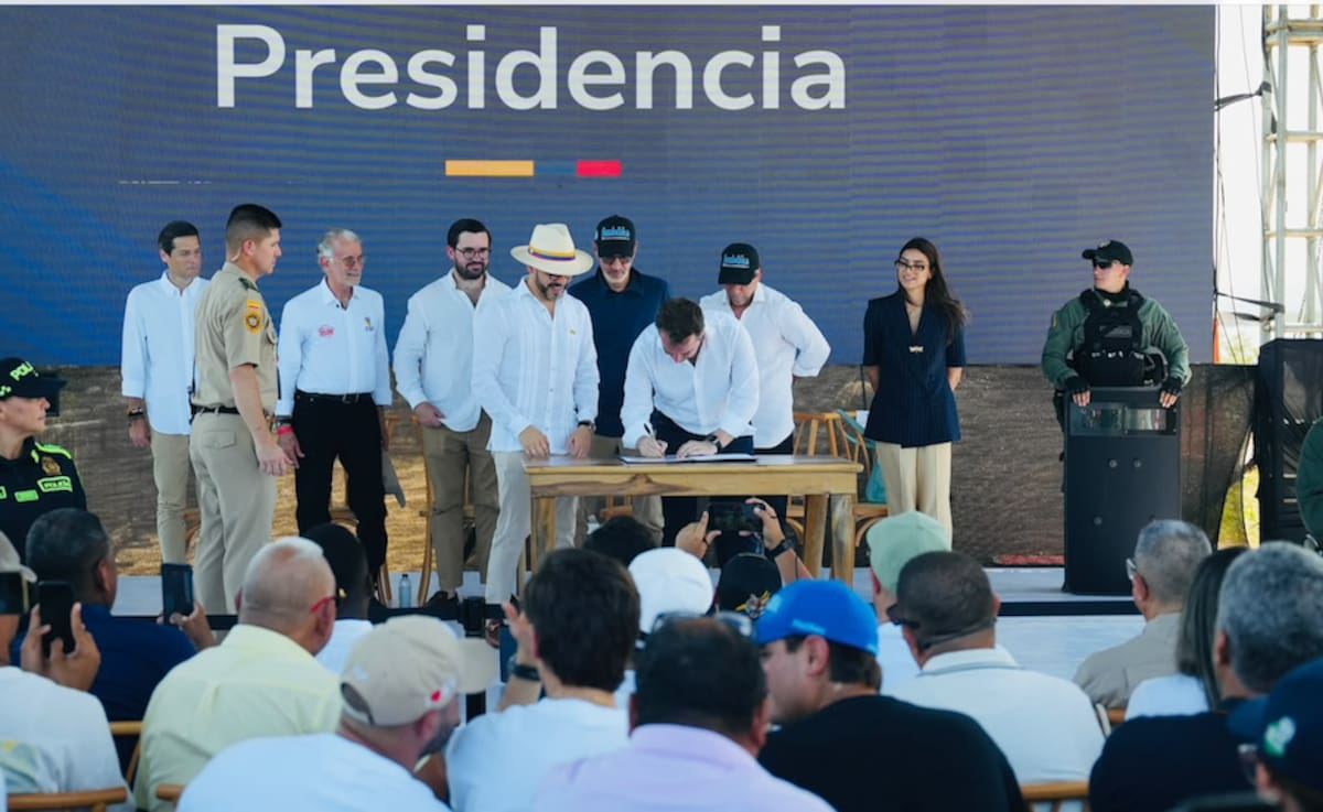 El gobernador del Atlántico, Eduardo Verano, acompañó al presidente de la República, Abelardo de la Espriella, y al alcalde de Barranquilla, Alejandro Char, en el acto de colocación de la primera piedra de las obras de rehabilitación y embellecimiento del Tajamar Occidental.//Cortesía DCGDA.